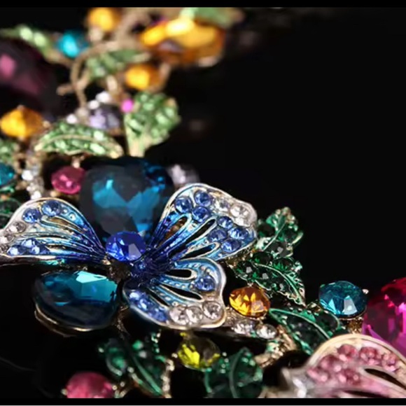 Austrian Crystal Rhinestone Necklace/Earrings - Picture 6 of 11